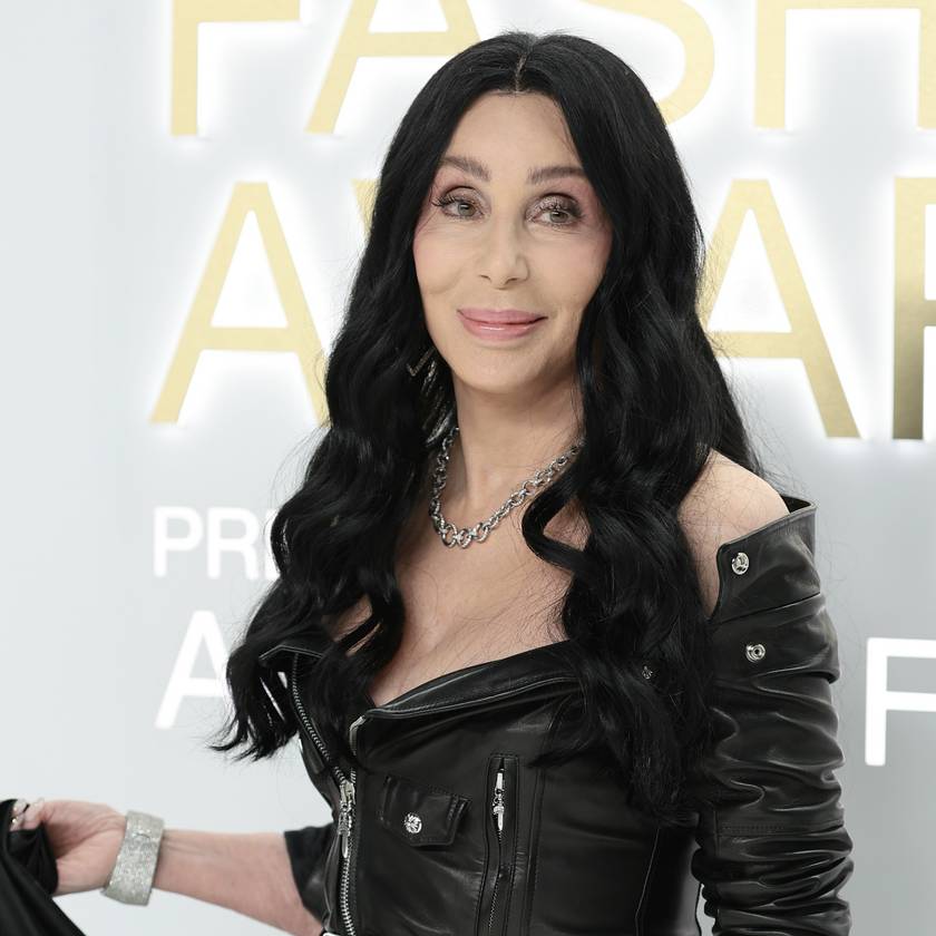 A 77 éves Cher bevallotta, miért fiatalabb pasikkal randizik: 40 év korkülönbség van közte és párja között