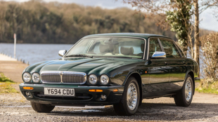 Meglepően olcsón kelt el a királynő egykori „Jaguarja”