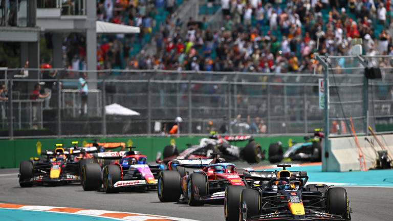Daniel Ricciardo szállította a nap meglepetését az idény második sprintfutamán