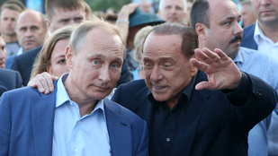 Vlagyimir Putyin kivágta egy szarvas szívét, majd odaadta Silvio Berlusconinak