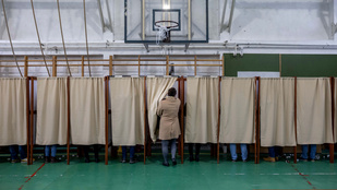 Élen a Fidesz–KDNP, önállóan még a Tisza Párt és a Demokratikus Koalíció jutna a parlamentbe