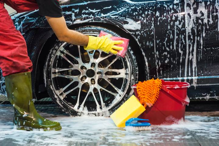 Tilos otthon autót mosni: pénzbüntetés jár annak, aki mégis így cselekedne Németországban