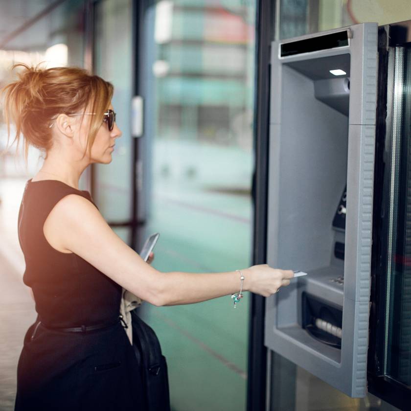 Több leállás jön ennél a magyar banknál a következő hetekben: az ATM-ek is érintettek