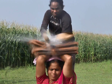 Feleségén töri a kókuszt a bizarr, indiai kaszkadőr