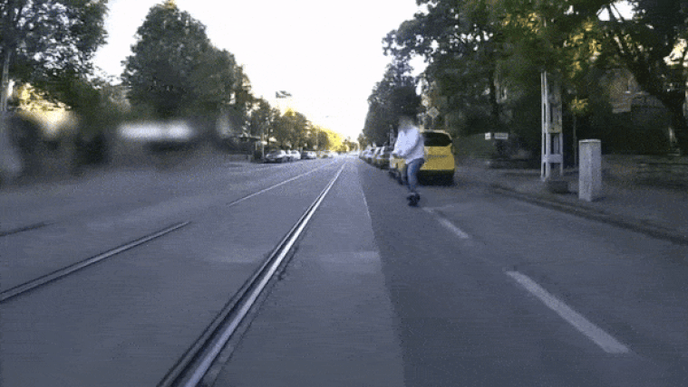 Videó: Kalapáccsal akart leütni egy ideggyenge taxis egy bringást