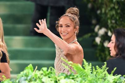 Jennifer Lopez csillogó, átlátszó estélyibe bújt: íme a Met-gála kreációi
