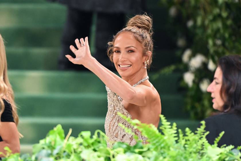 Jennifer Lopez csillogó, átlátszó estélyibe bújt: íme a Met-gála kreációi
