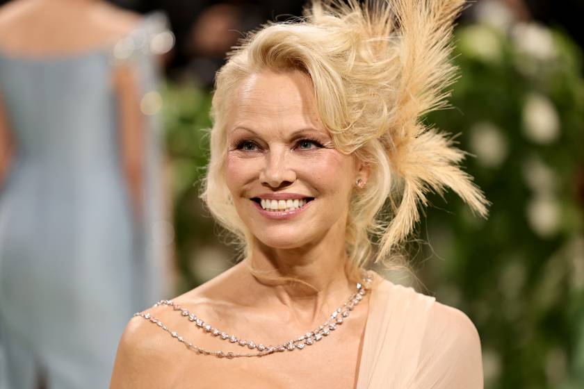 Pamela Anderson hercegnőként festett estélyijében: fotókon a Met-gála 50 feletti sztárjai