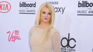 Britney Spears az Instán magyarázkodik újabb botránya után, JLo átlátszó ruhában gálázott
