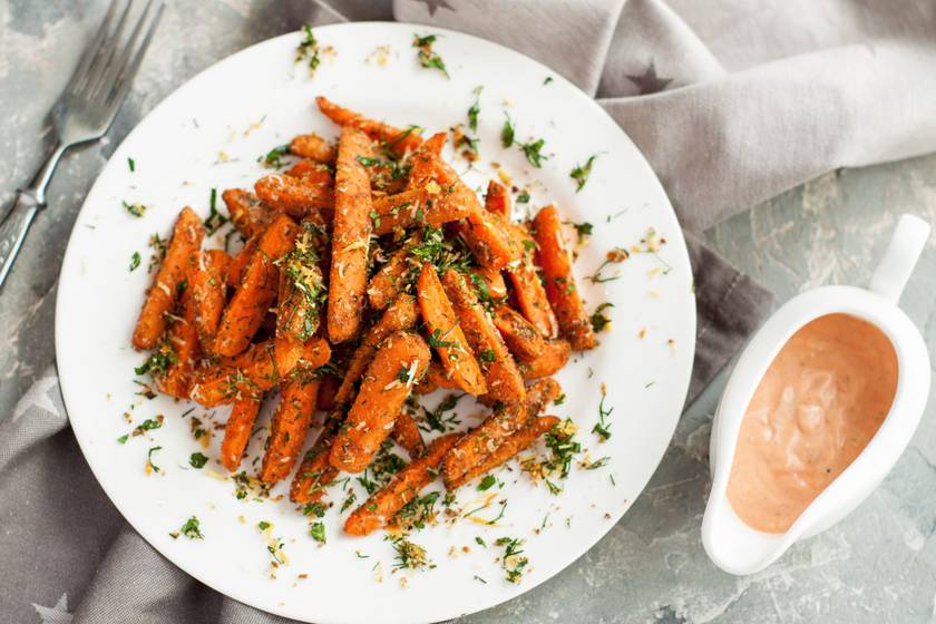 Kalóriaszegény pirított sárgarépa fokhagymásan: tökéletes köret krumpli helyett
