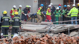Öt munkás meghalt egy dél-afrikai építkezési balesetben, 49 embert még keresnek