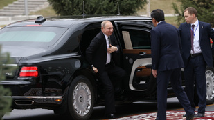 Megkezdik Putyin kedvenc luxuslimuzinjának sorozatgyártását