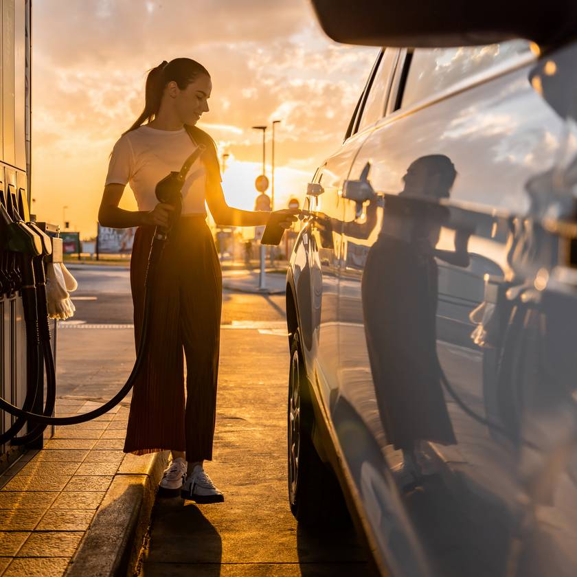 Megint változik a benzin ára: erre számíthatnak az autósok péntektől