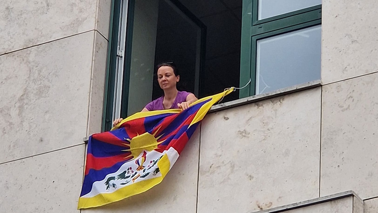 Tibeti zászlókitűzőkre vadásztak Budapesten a kínai aktivisták