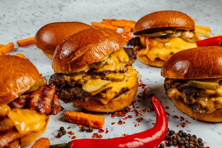 Így készíthetsz otthon smash burgert: mutatjuk az idei év legmenőbb ételének a receptjét