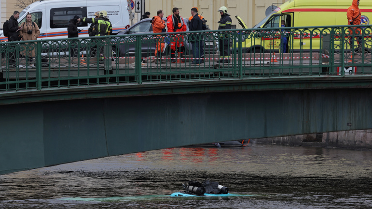 Folyóba zuhant egy busz Szentpéterváron, több ember meghalt