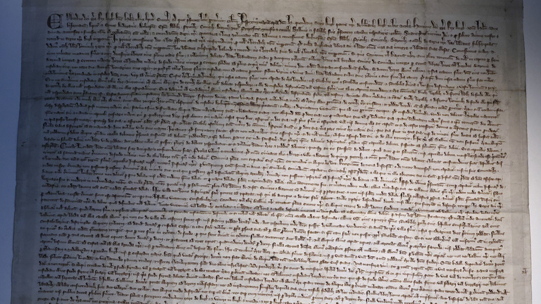Vésővel és kalapáccsal próbálták összetörni a Magna Carta egyik példányának vitrinjét