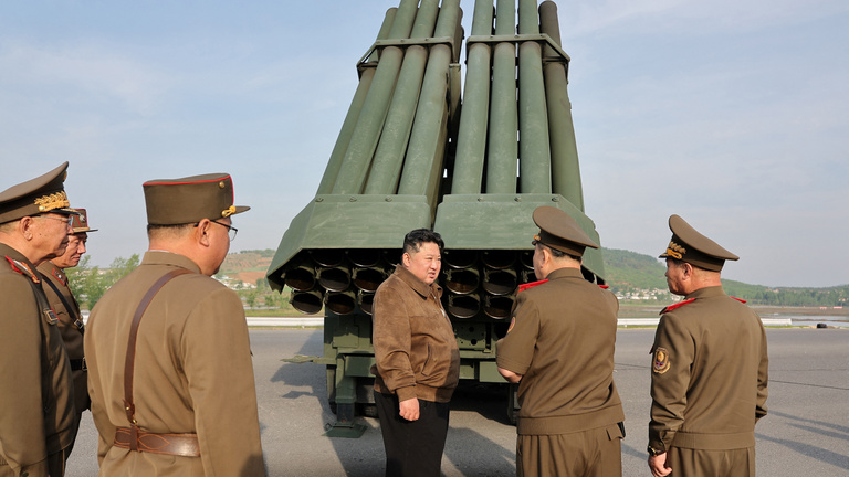 Stratégiai változás előtt Észak-Korea hadserege, Kim Dzsongun rakétaindító rendszert vizsgált