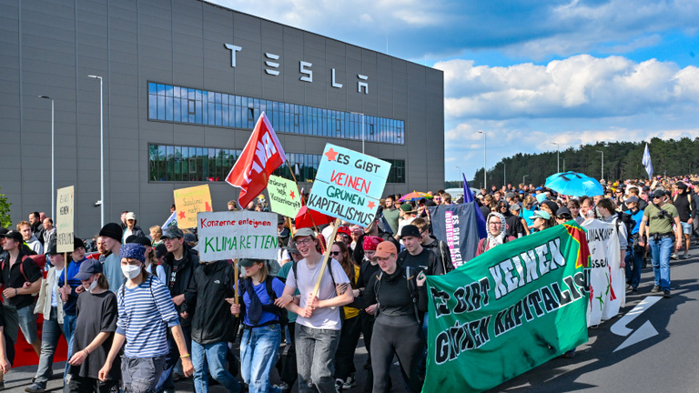 Több mint ezer környezetvédelmi aktivista tüntetett a Tesla ellen Berlinben