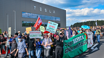 Több mint ezer környezetvédelmi aktivista tüntetett a Tesla ellen Berlinben