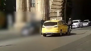 Kirúghatják a taxist, aki összebalhézott egy szabálytalanul közlekedő biciklissel a Váralagútnál