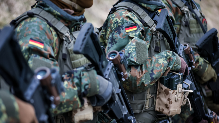 Kiszivárogtak a védelmi minisztérium tervei, visszaállítanák a sorkatonaságot Németországban