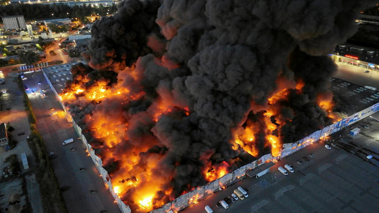 Tűz ütött ki Varsóban, teljesen leégett egy bevásárlóközpont
