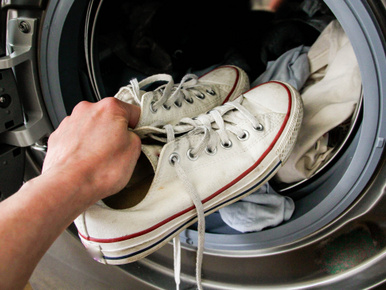 Így mossa a cipőjét a mosógépben anélkül, hogy tönkremenjenek