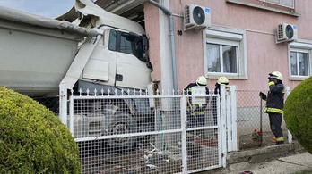 Benézett a nappaliba egy teherautó Enyingen, de nem az ablakon át