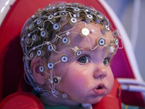 Így vizsgálnak csecsemőket EEG-vel