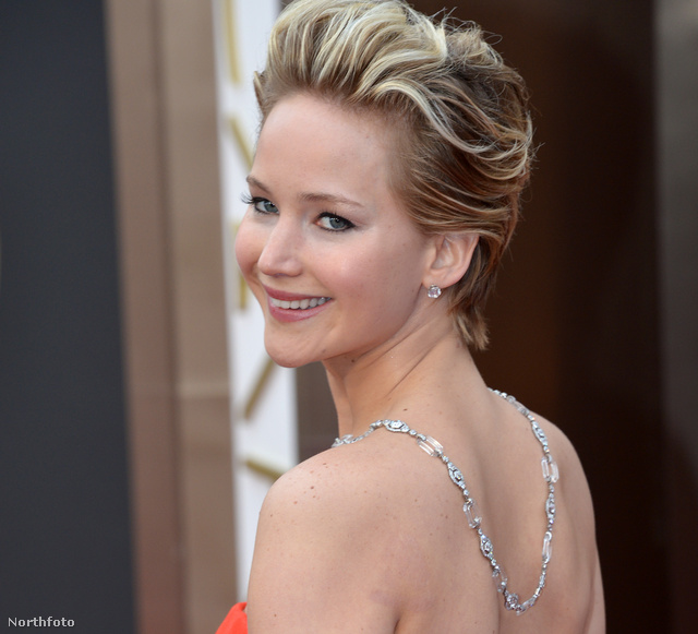 Jennifer Lawrence a 2014-es Oscar-kiosztón, fordított nyakláncban