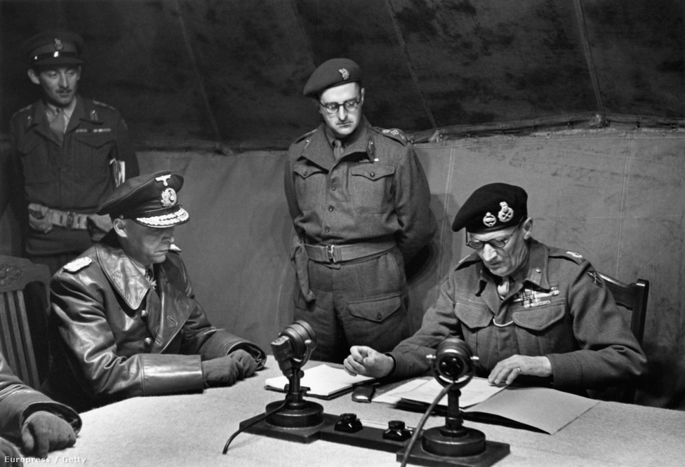 A háború vége elkezdődött, Hitler ekkor már négy napja halott volt. Bernard Law Montgomery elfogadja a németek feltétel nélküli megadását, amelynek értelmében a német csapatok kivonulnak Hollandiából és Dániából is. A történelmi jelentőségű eseményt egy kárpitozott katonai sátorban tartották, a tévé és a rádió is közvetítette. 
