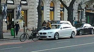 Megpihent a tahó BMW-jén a bringás lány