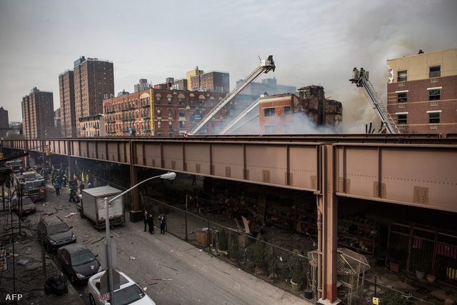 A Harlem keleti részén egy robbanást követően összedőlt két ötemeletes épület.