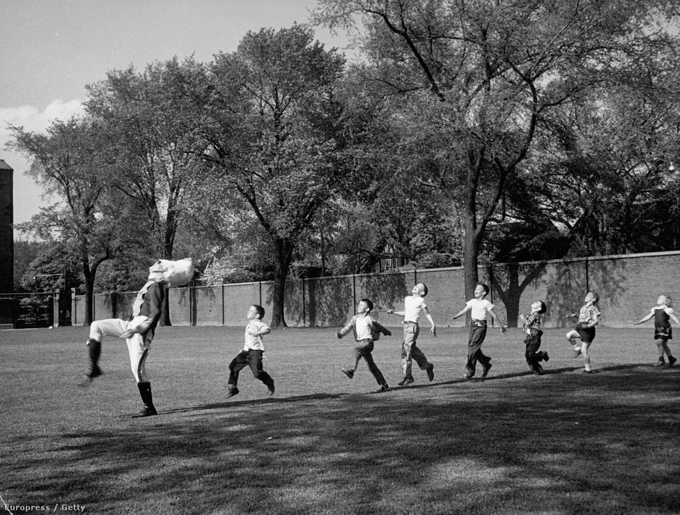 1950. Egyenruhás dobosok vezetik a gyermekek sorát, akik mind úgy csinálnak, mintha ők is dobolnának éppen. A Life magazin szerint ez a világ legboldogabb fotója, egyenesen egy óda az örömhöz. 