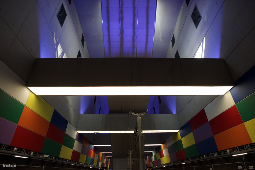 Az állomás színeivel mindent megtesz, hogy szakítson a metrózás hagyományos, lehangoló atmoszférájával. Azt hallottuk, hogy a betonelemek élénk színeit az élet alakította, mivel véletlenül túl sűrűre festették a lazúrt