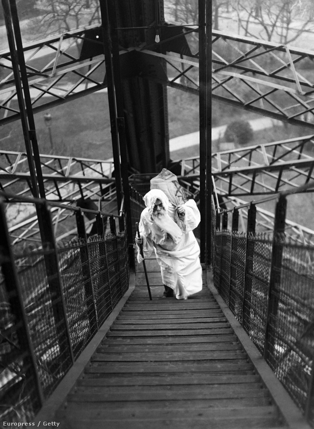 Mikulás az Eiffel-toronyban, 1929 decemberében. Vajon a szarvasok hol parkolnak?