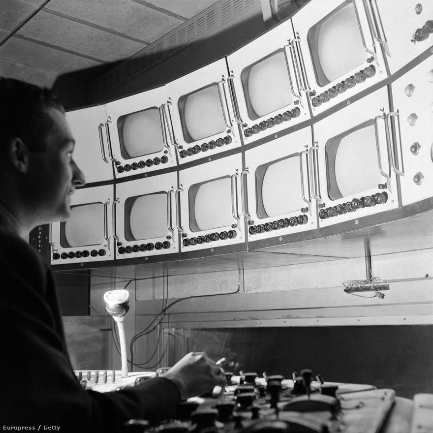 1950. január 1-je. Az francia tévé egyik korai  egyik első tévéadás az Eiffel-toronyból.