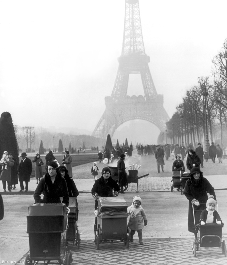 Korzózás a Champ de Marson, az Eiffel-torony lábánál, 1934 januárjában.