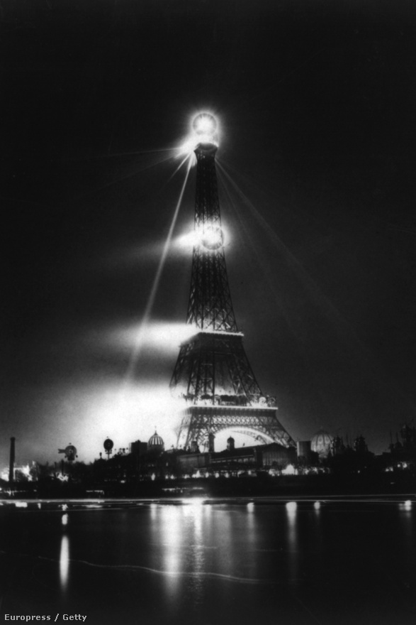 Éjszakai felvétel az Eiffel-toronyról. A fotó 1890 körül készülhetett.