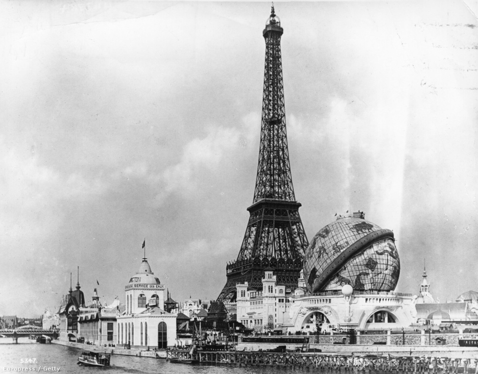 A Szajna-partra épített Eiffel-tornyot a francia forradalom 100. évfordulójára építették, ami egybeesett az 1889-es és az 1900-as világkiállítással. Az épületet átmeneti emlékműnek tervezték, de később mégsem bontották le.