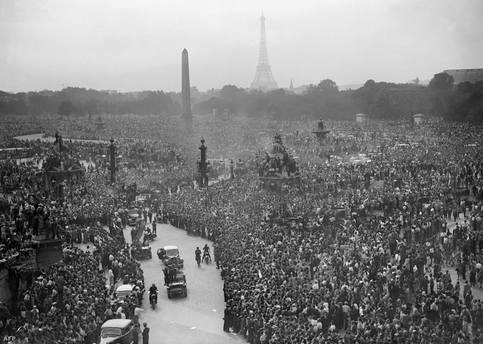 A felszabadulás után, 1944. augusztus 26-án hatalmas tömeg fogadta de Gaulle tábornokot.