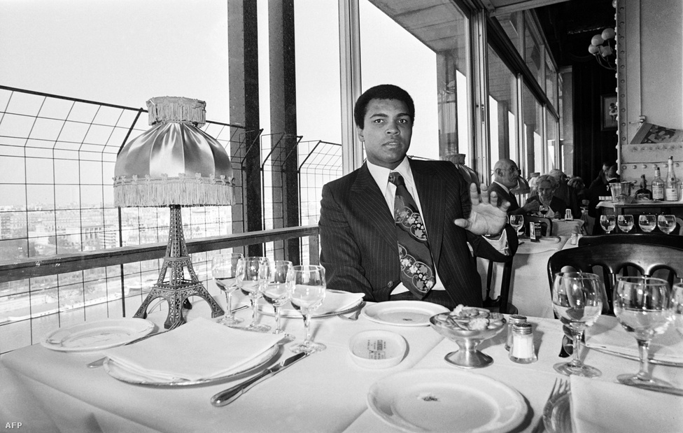 Muhammad Ali is ebédelt az Eiffel-toronyban, 1976 márciusában.