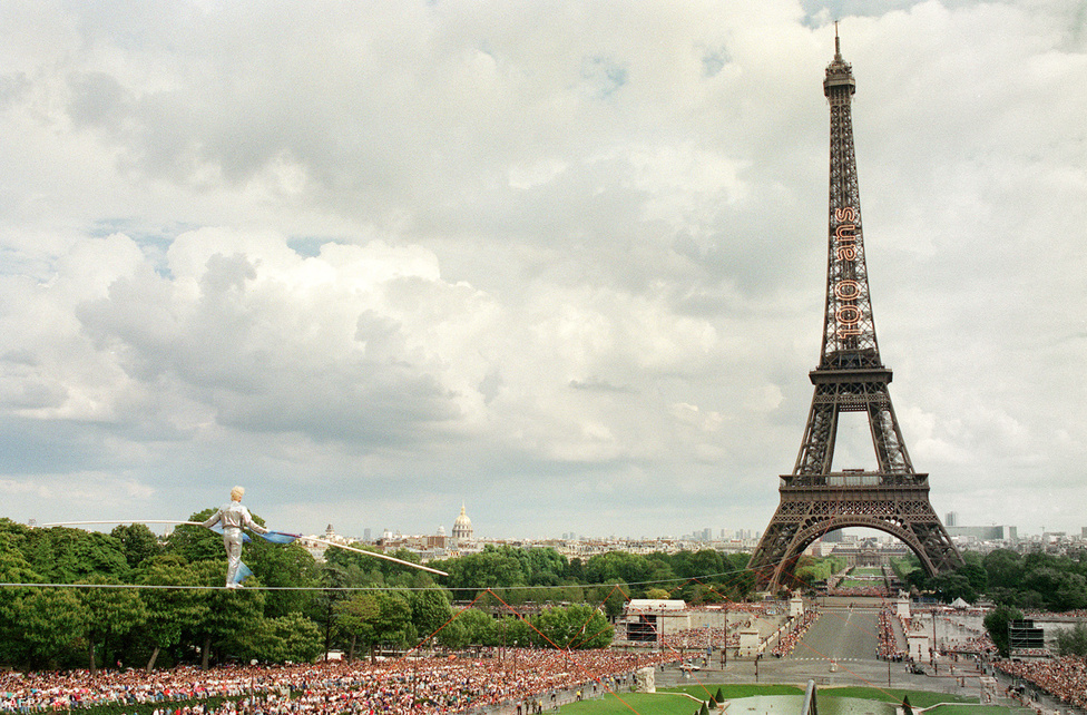 A francia kötéltáncos, Philippe Petit átegyensúlyoz a Trocadero és az Eiffel-torony között kifeszített kötélen, a Szajna fölött, 1989 augusztusában.