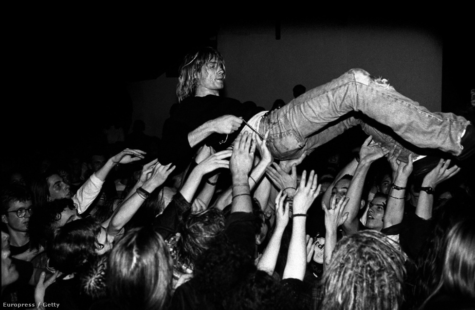 1991 novemberében, a Nirvana frankfurti koncertjén. 1992 januárjára a Nevermind a Billboard listájának élén kötött ki, letaszítva Michael Jackson nyolcadik albumát, a Dangeroust az első helyről. A Nirvana ezzel az alternatív rockzenét a mainstream részévé tette. Cobain sohasem tudott megbékélni a gondolattal, hogy ezzel önmagát is eladta, és azokat a homofób baseballütő-lóbálókat pedig, akiktől már középiskolásként is rettegett, Nirvana-rajongóvá tette.