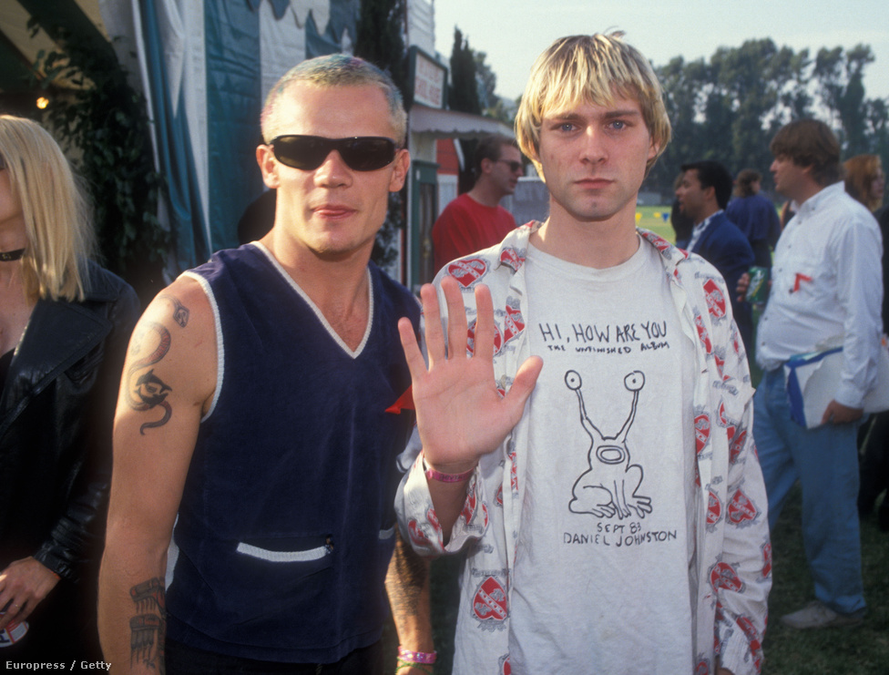 1992, MTV Video Music Awards díjátadó, a Red Hot Chilli Peppers gitárosával, Fleavel.  Ebben az évben olyan klipek pörögtek a tévében mint a November Rain, a Give it away vagy az Even Better Than the Real Things, az Alive, az Everything about you és az Enter Sadman.  A Nirvana két díjat nyert: egyet a Smells Like Teen Spirit videóklipjéért, és a legjobb alternatív előadónak járó elismerést. A közönségdíjas a Red Hot Chili Peppers lett.