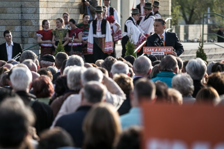 Orbán: Ülök, mint matyó legény az ivóban