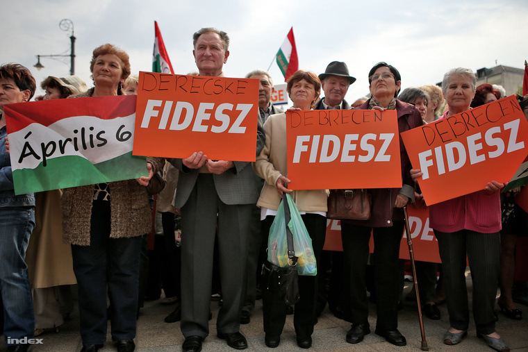 Debrecenben tartotta a Fidesz kampányzáró nagygyűlését. A Kossuth tér teljesen megtelt.
