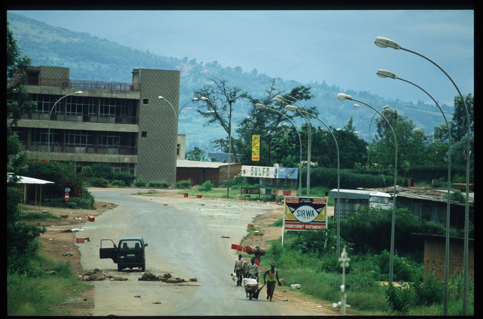 A hatalomra jutott kormányerők a világbanki kölcsönöket nagyrészt fegyverkezésre fordították, az utcai milíciák pedig komolyabb eszközök nélkül is gyilkosságokra trenírozták tagjaikat. Amikor feltehetően a tuszi lázadók lelőtték azt a repülőgépet, amin a szomszédos Burundi elnökével együtt a ruandai elnök és több állami vezető is utazott, úgy érezték, eljött az idő a megosztott ország etnikai problémáinak végleges megoldására.