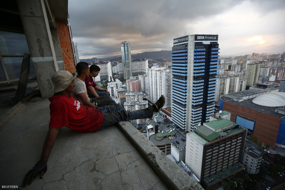 Fémet gyűjtögető férfiak üldögélnek Dávid Tornyának harmincadik emeletén, Venezuela fővárosában, Caracasban. 